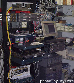 messy server room foto en Technocracia.com messy_server_room Feliz día del Administrador de Sistemas