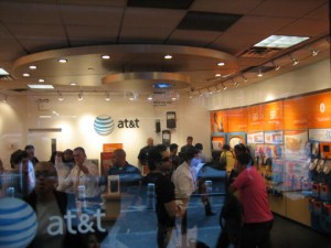 La gente dentro de la tienda comprando y activando sus iPhones