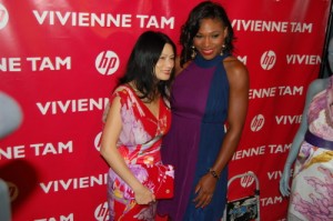 sernavivannie Vivienne Tam (mostrando la computadora) y Serena Williams